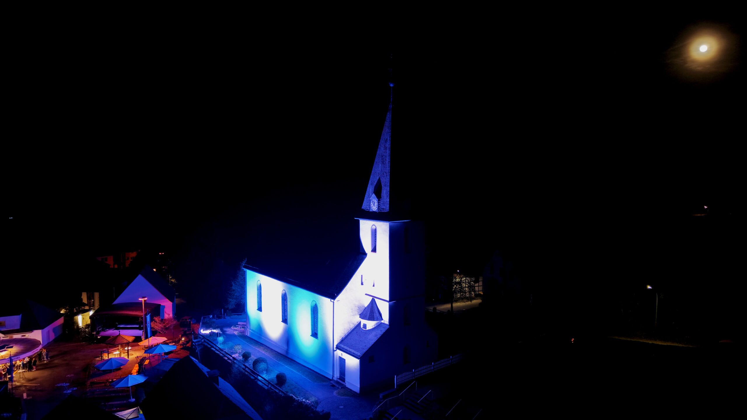 Beleuchtete Kirche bei Nacht