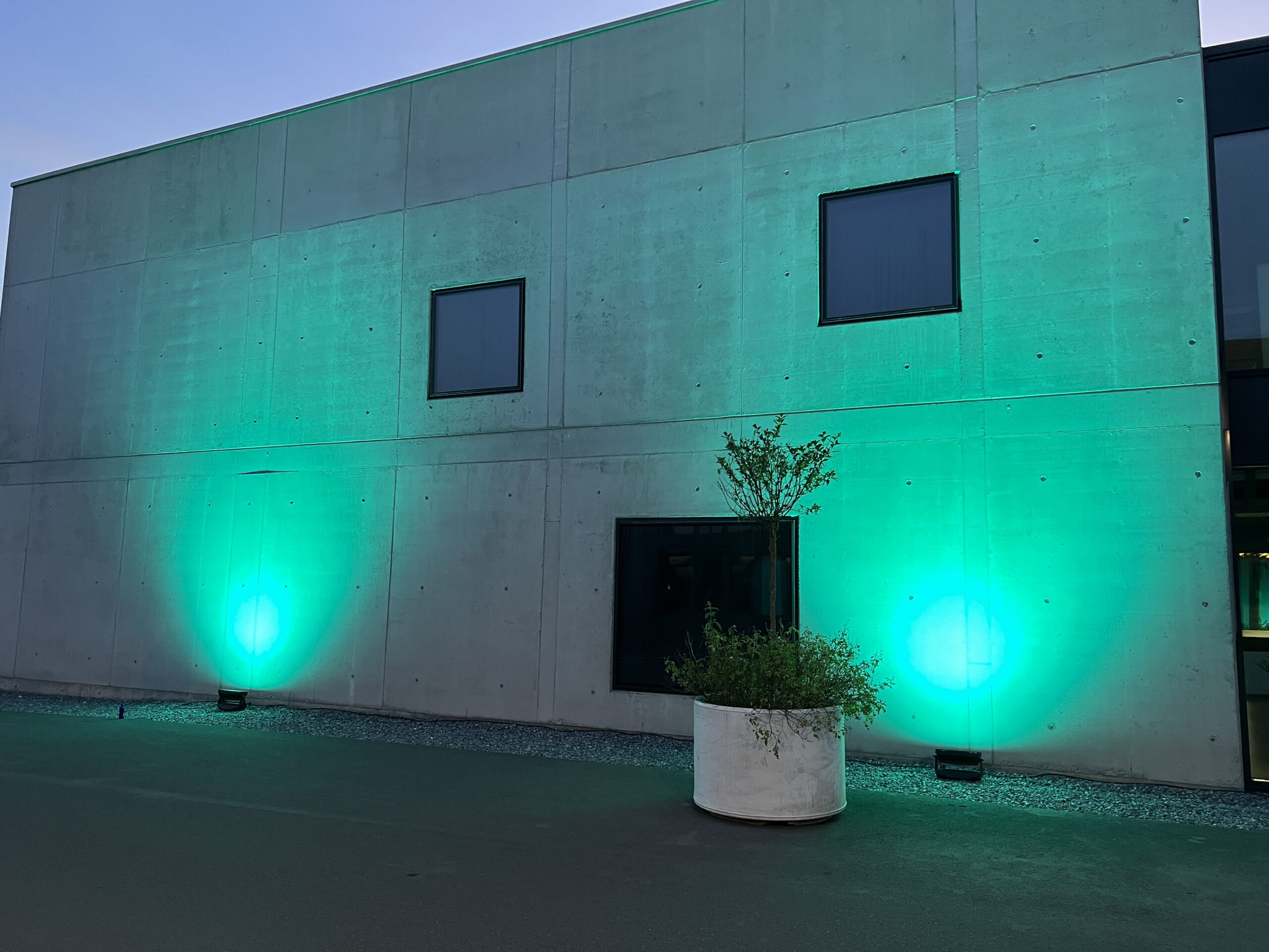 Beleuchtete Fassade im Außenbereich