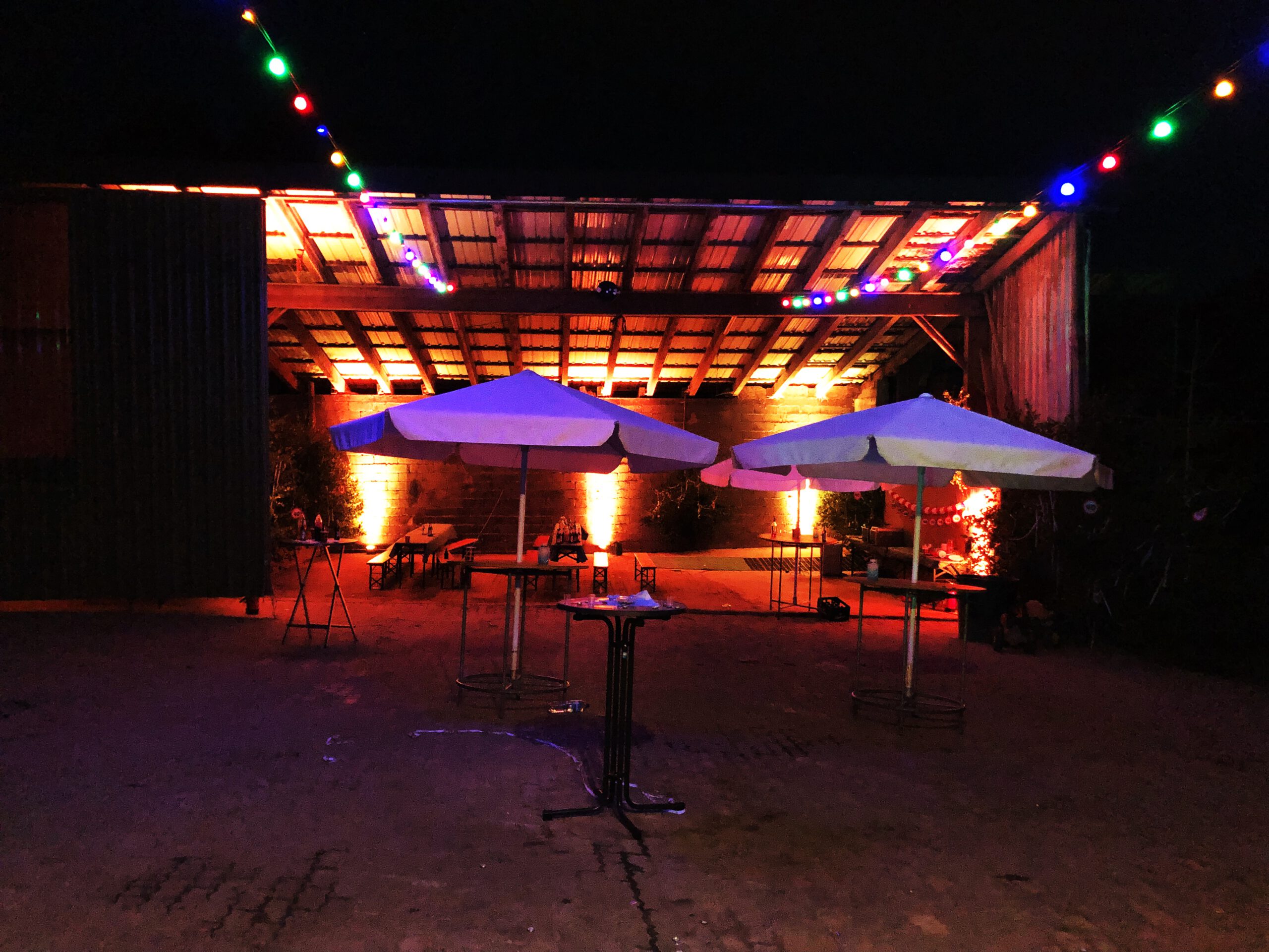 Hoffest mit stimmungsvoller Beleuchtung