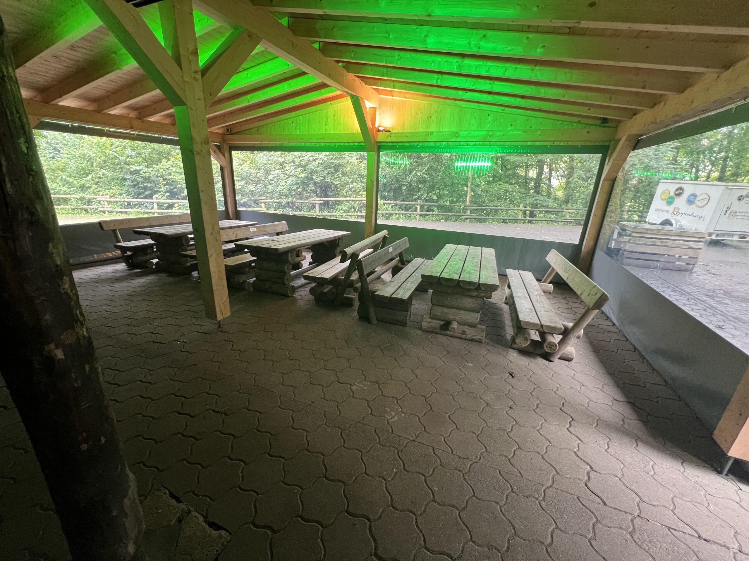Grillfest mit stimmungsvoller Beleuchtung