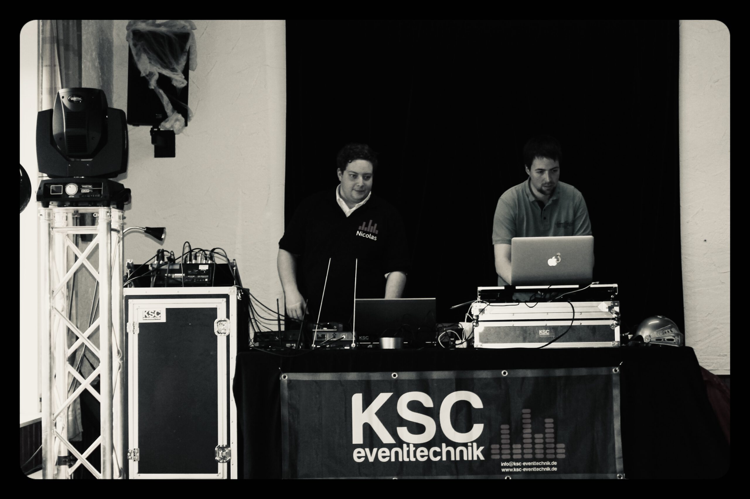 Nicolas Sohn und Fabian Cramer an einem früheren technischen Arbeitsplatz