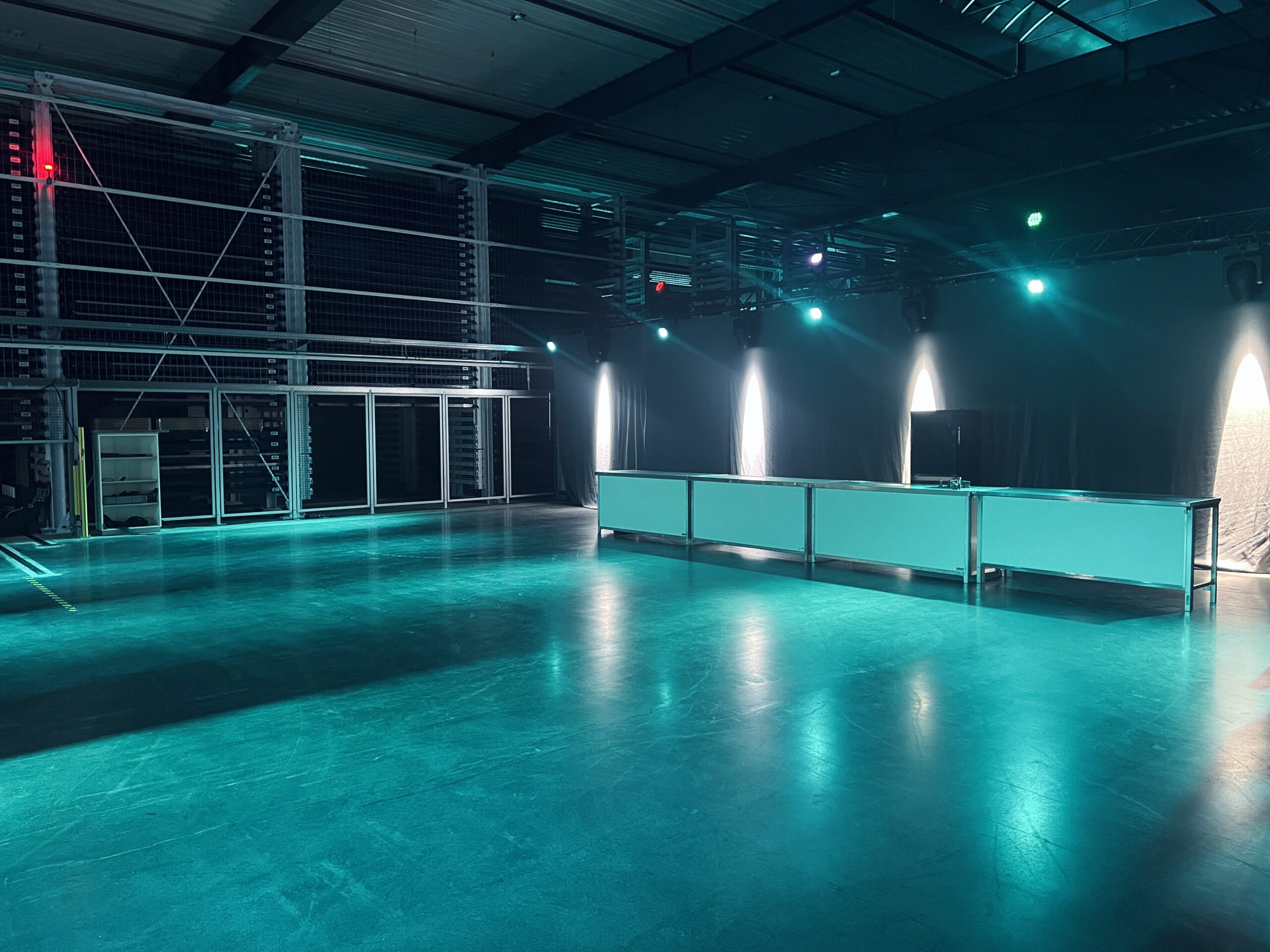 Firmenevent in einer beleuchteten Industriehalle